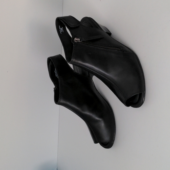 Earth Shoes - NWT Earth Leather Sandal Booties